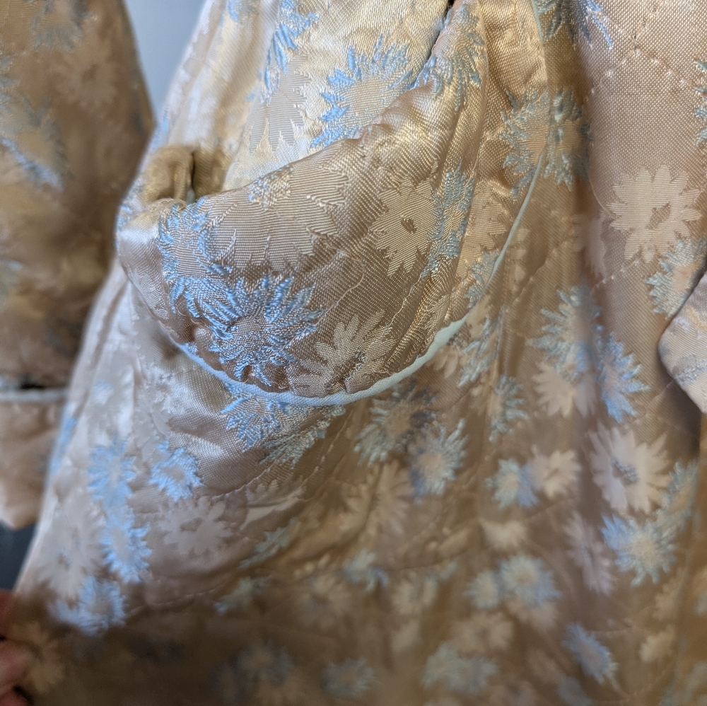 Vintage Robe 1940/50 Cream Satin With Light Blue Floral Free Size - Picture 6 of 16